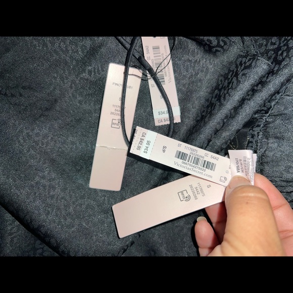 FINAL SALE 🔥JUST TODAY🌸VICTORIA'S SECRET
Set Satin Pajama Short and cami top - Picture 9 of 12